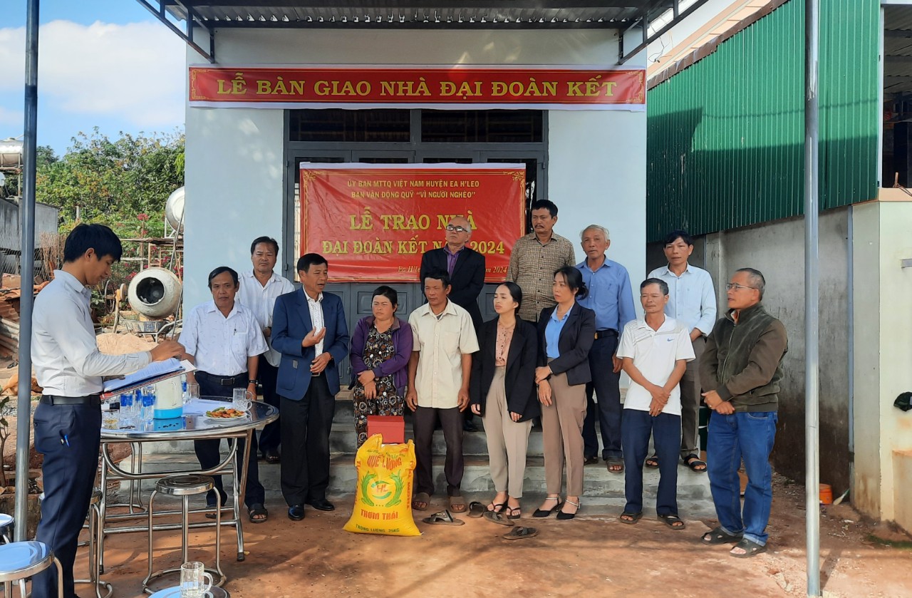 Bàn giao nhà Đại đoàn kết cho hộ nghèo